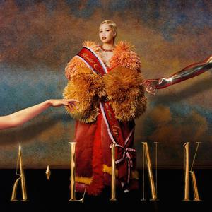 一人摸奶，一人操比
