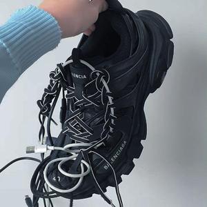 一人摸奶，一人操比
